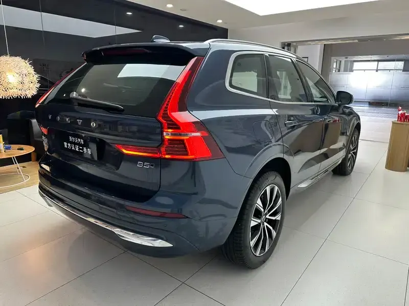 2025 Volvo XC60 B5 AWD Inscription Luxury Edition — миниатюра 5