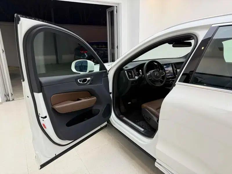 2025 Volvo XC60 B5 AWD Inscription Luxury Edition — миниатюра 18