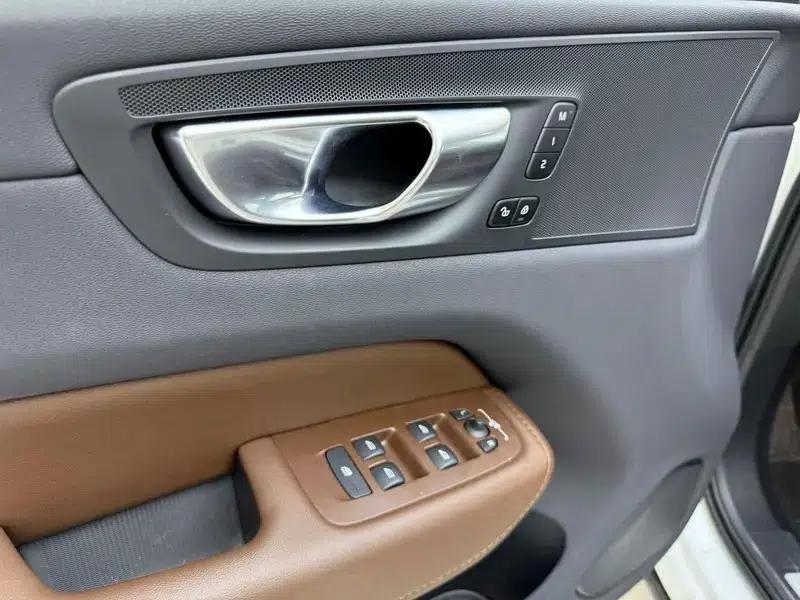 2025 Volvo XC60 B5 AWD Inscription Luxury Edition — миниатюра 19