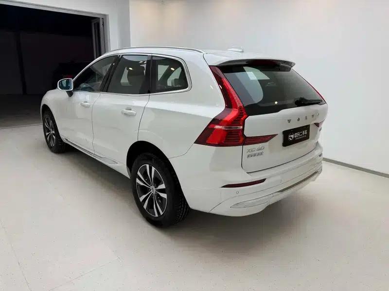 2025 Volvo XC60 B5 AWD Inscription Luxury Edition — миниатюра 4