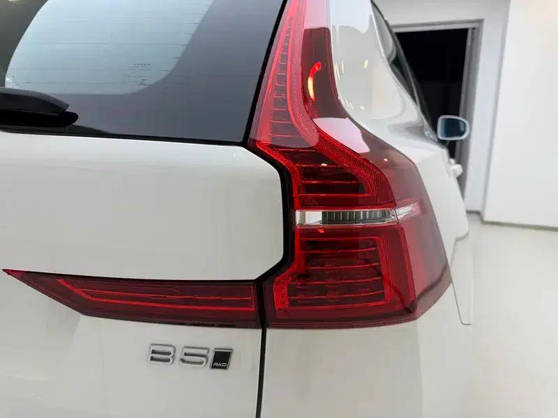 2025 Volvo XC60 B5 AWD Inscription Luxury Edition — миниатюра 8