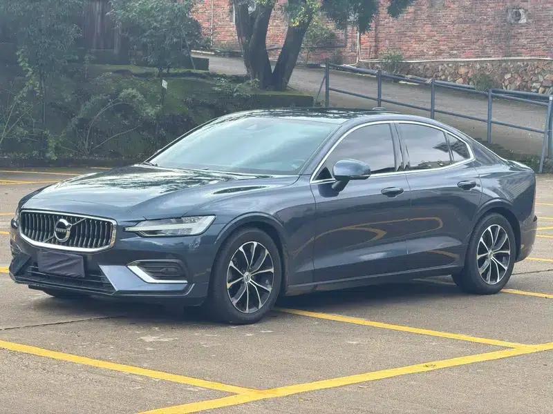 2022 Volvo S60 B4 Smart Luxury Edition — миниатюра 1