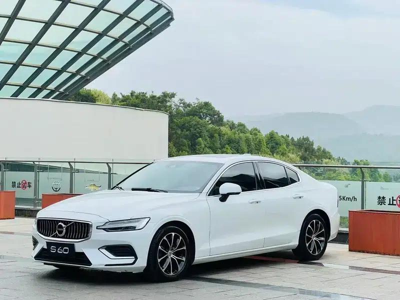 2022 Volvo S60 B4 Smart Luxury Edition — миниатюра 1