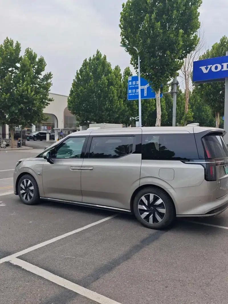Volvo EM90 2025 Ultra 6-seater — миниатюра 4