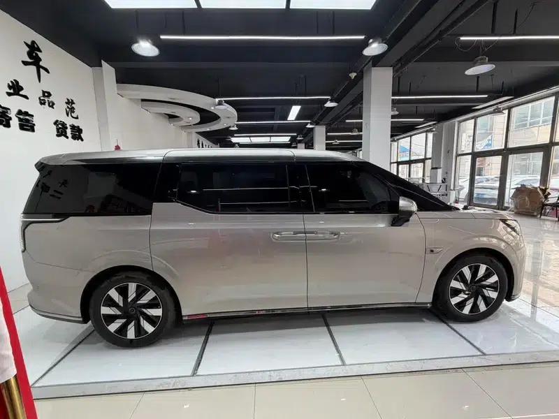 Volvo EM90 2025 Ultra 6-seater — миниатюра 5