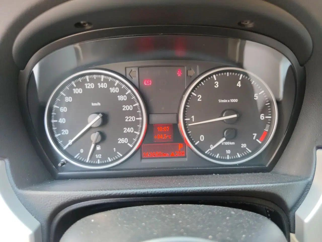 BMW 3 Series 2012 318i Leading Model — миниатюра 11