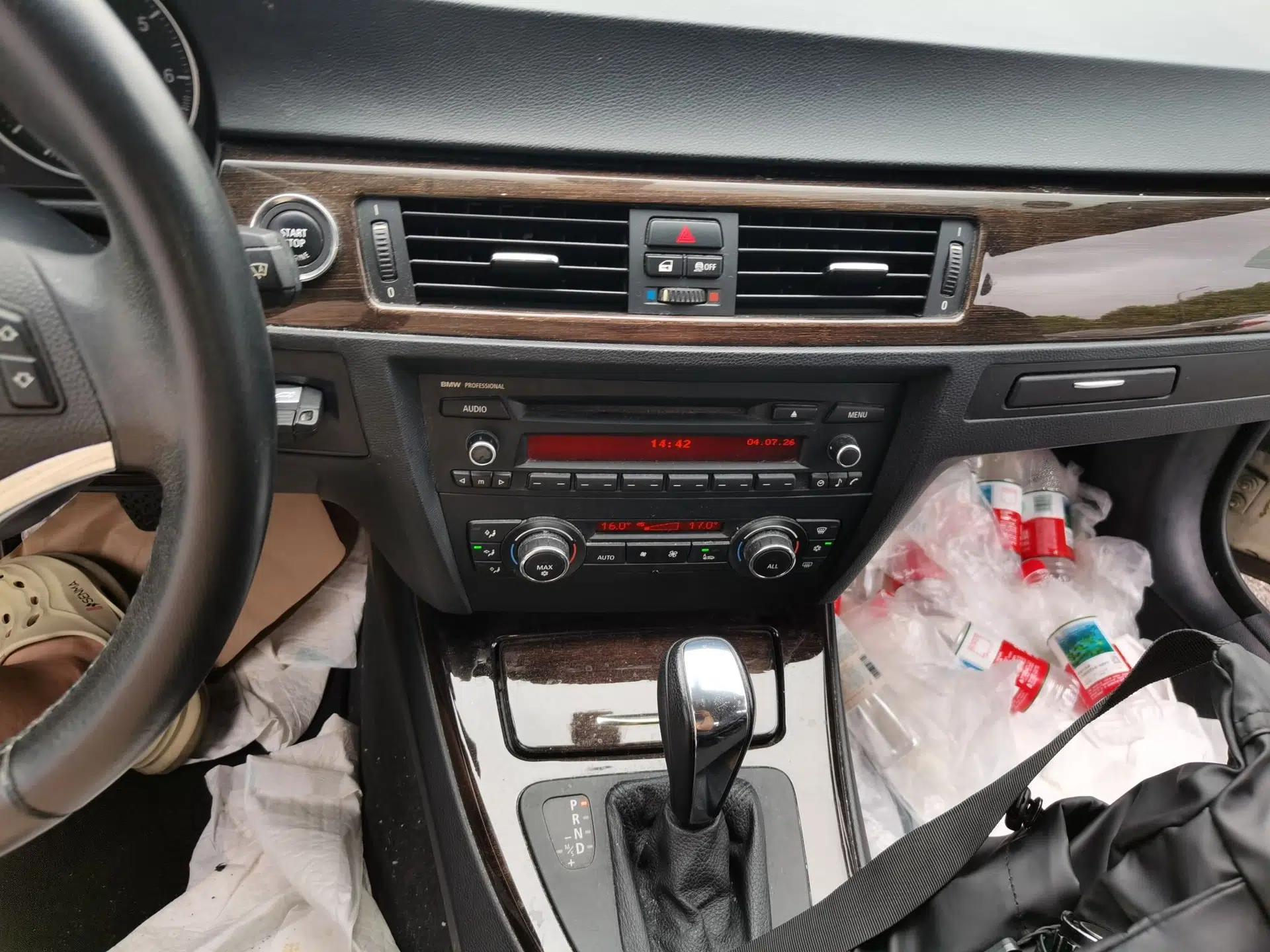 BMW 3 Series 2011 320i Coupe — миниатюра 13