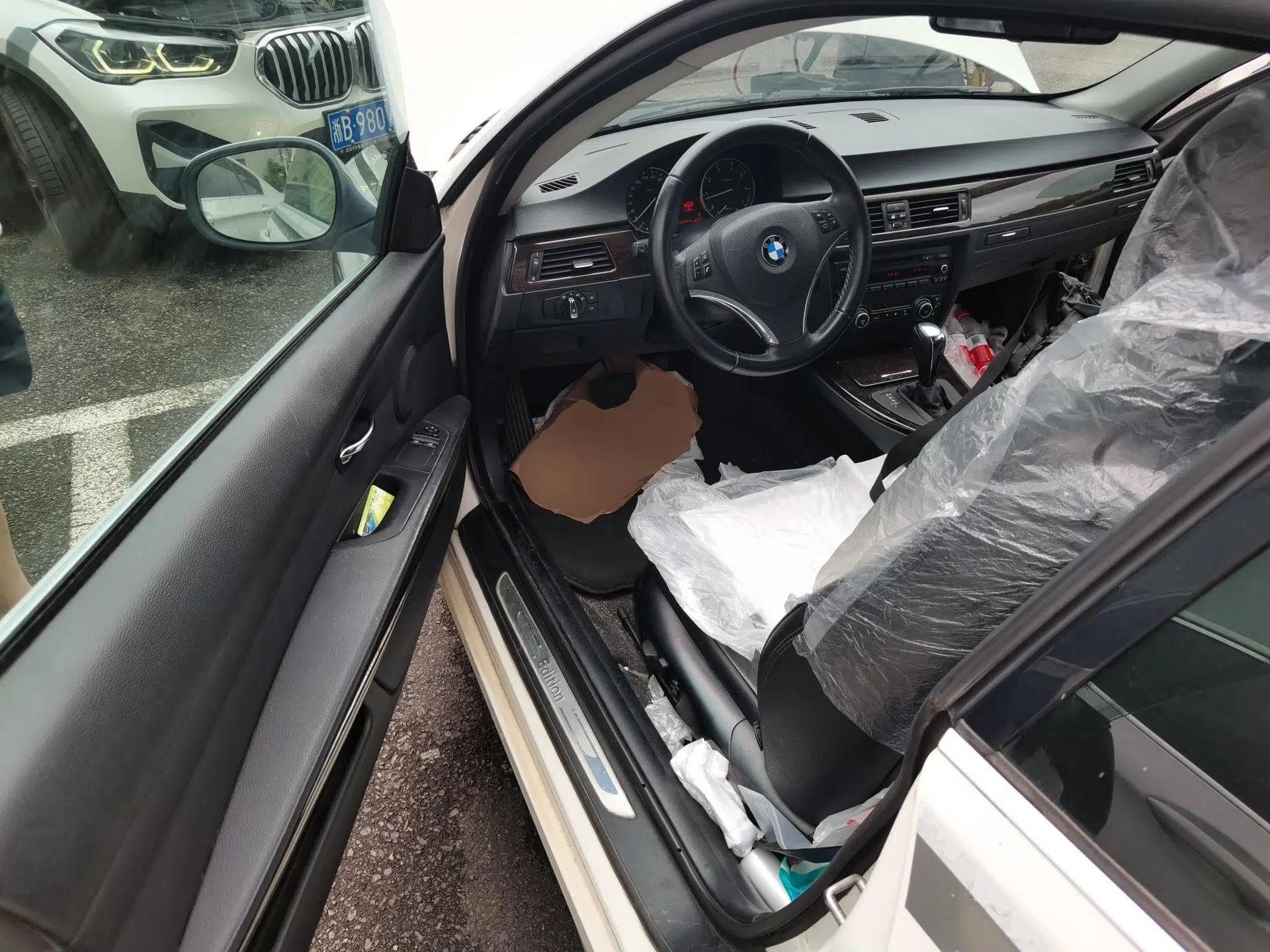BMW 3 Series 2011 320i Coupe — миниатюра 16