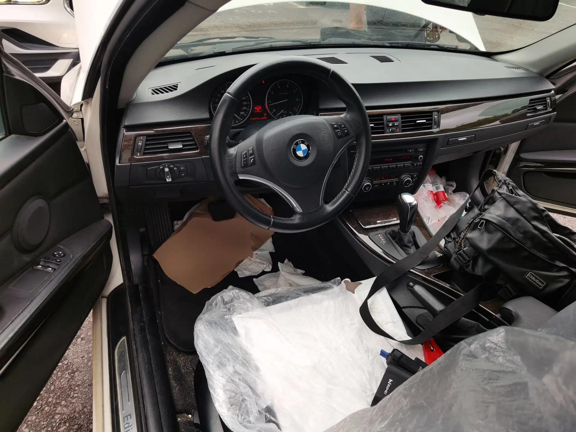 BMW 3 Series 2011 320i Coupe — миниатюра 10