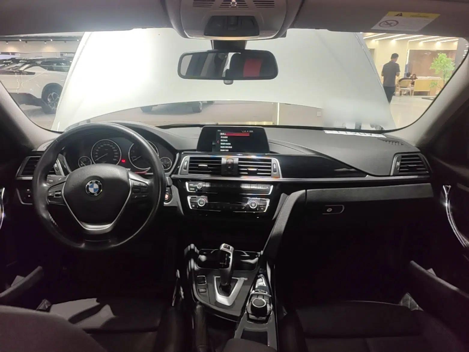BMW 3 Series 2018 318Li — миниатюра 17