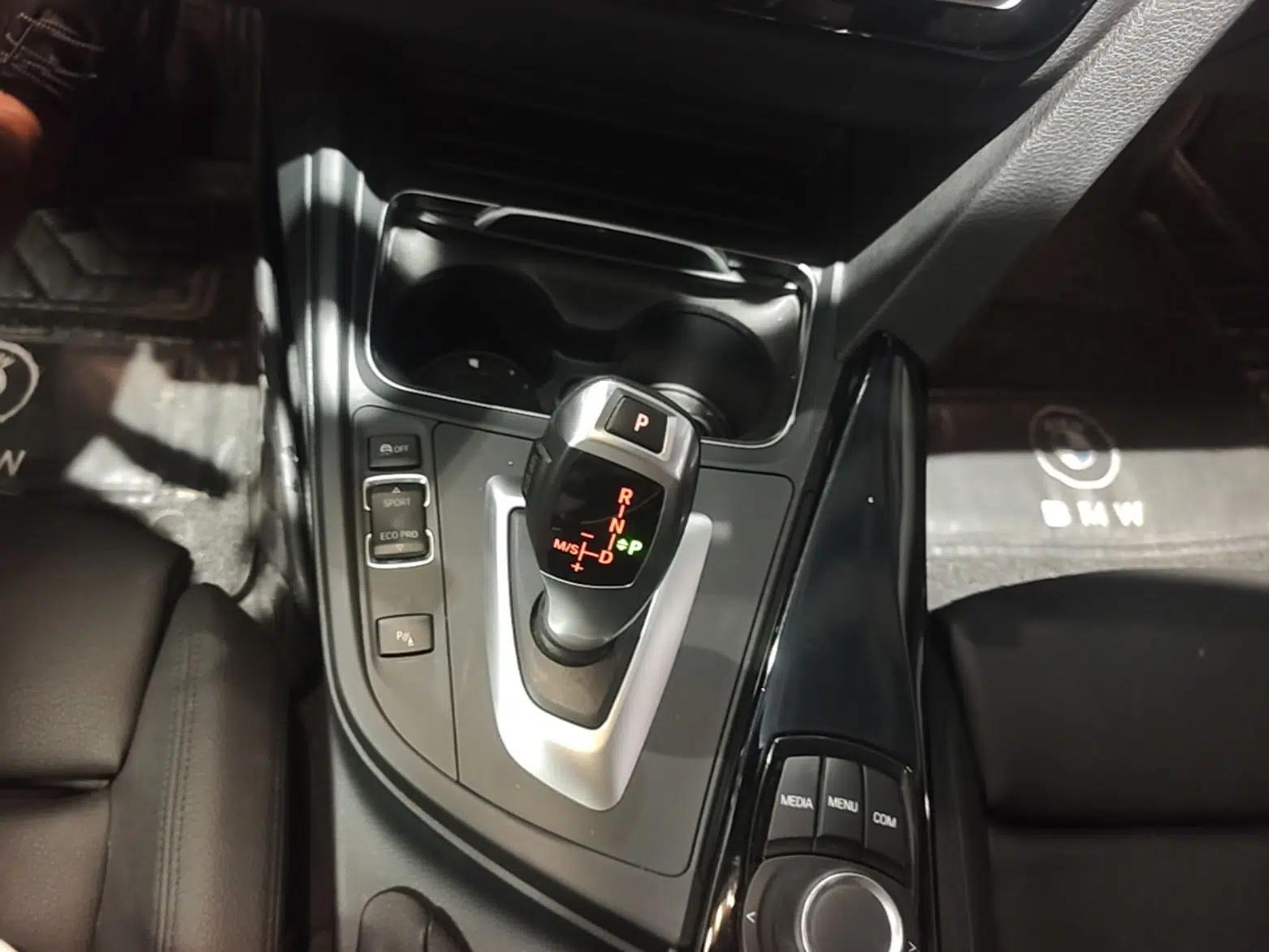 BMW 3 Series 2018 318Li — миниатюра 21