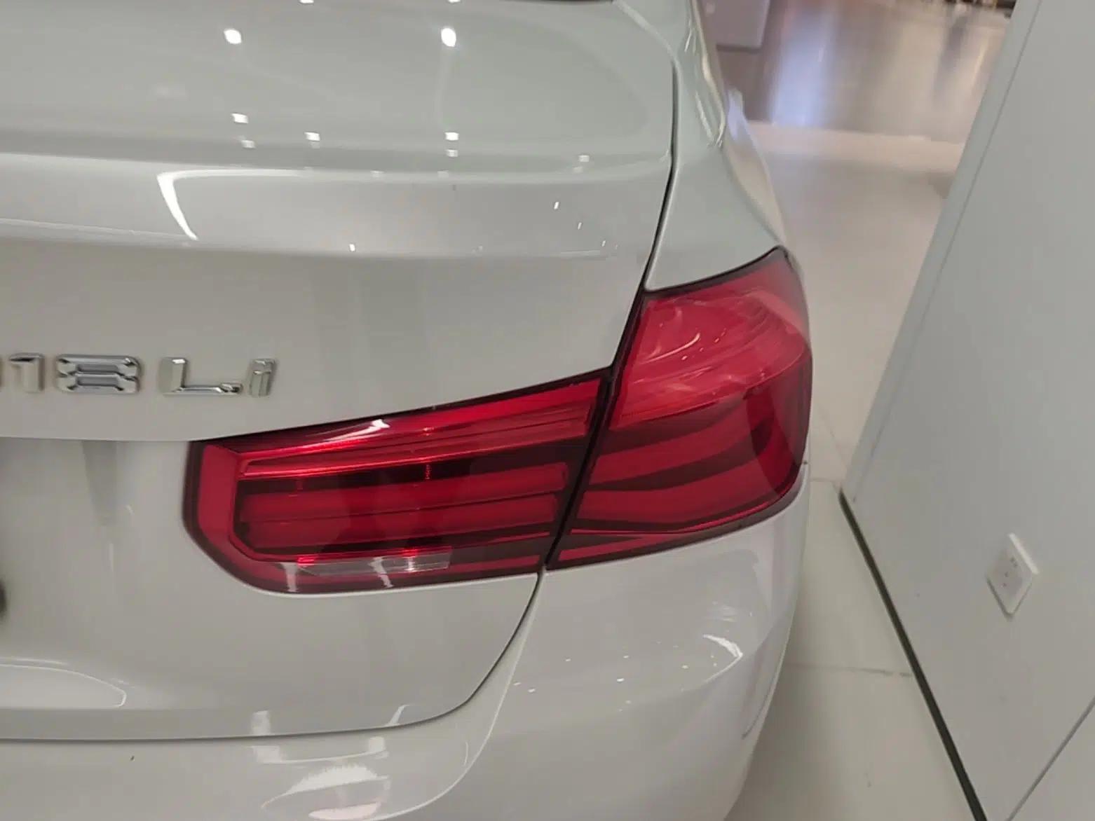BMW 3 Series 2018 318Li — миниатюра 9