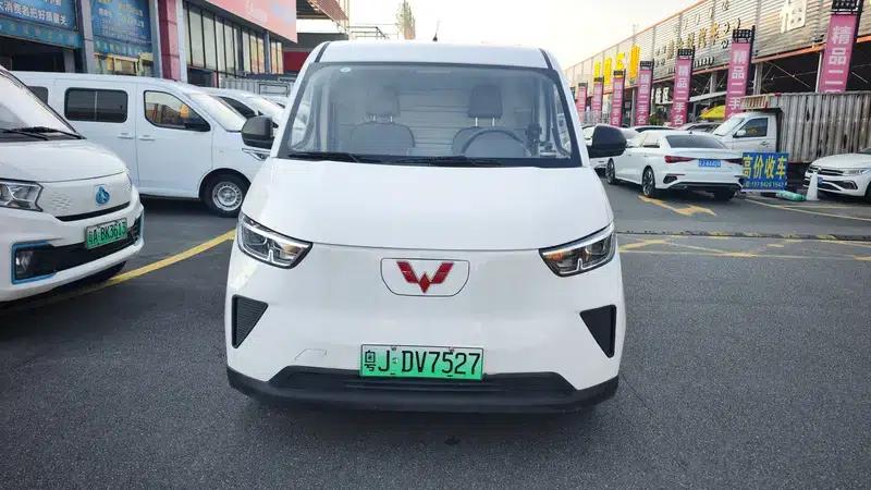 Wuling Yangguang 2024 Model 300km Practical Closed-Window Version 60kW — миниатюра 2