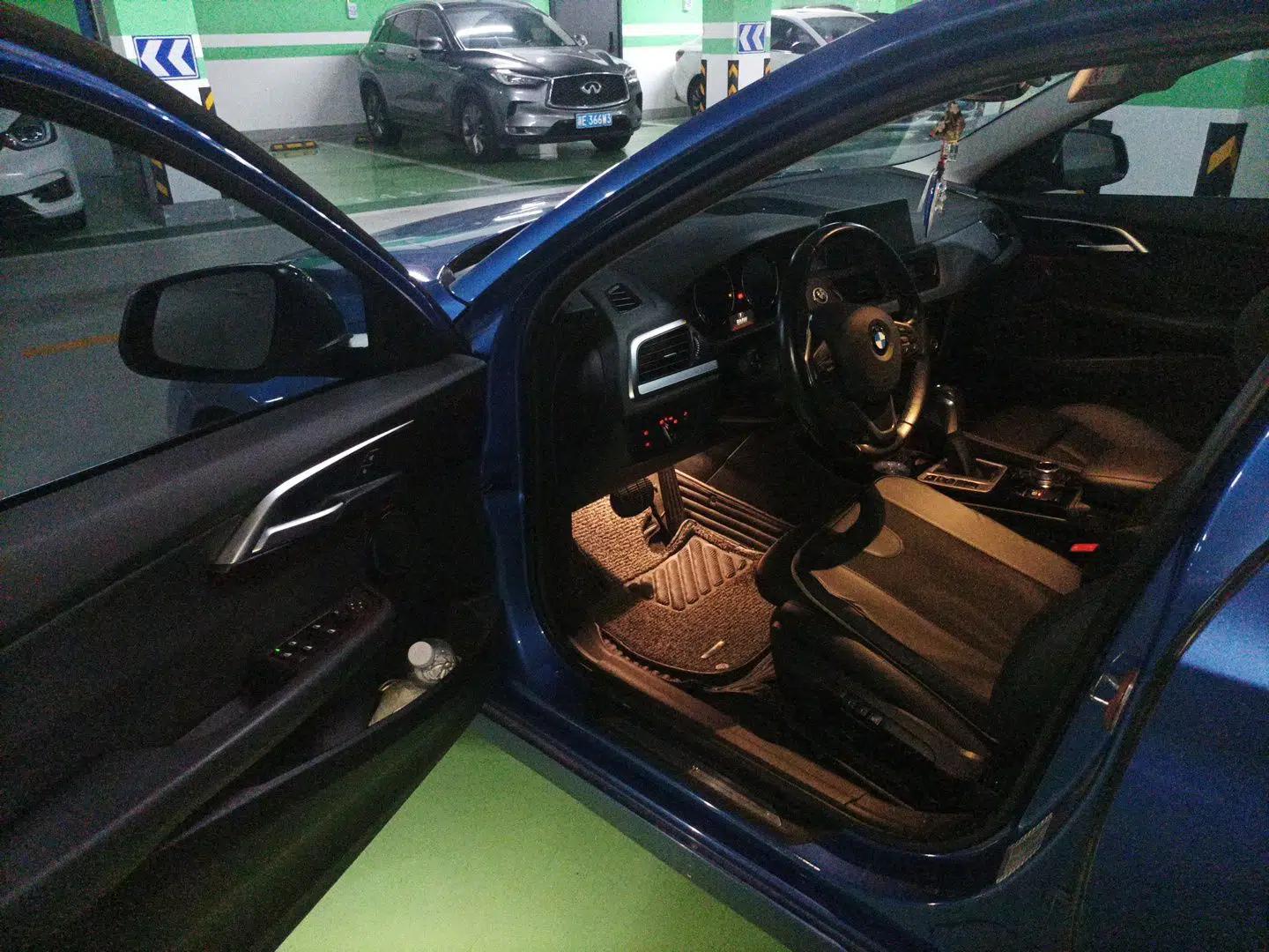 BMW 1 Series 2018 120i Design Package Model — миниатюра 16