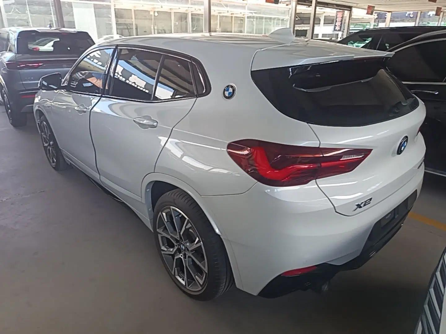 BMW X2 2022 sDrive25i Midnight Edition — миниатюра 4