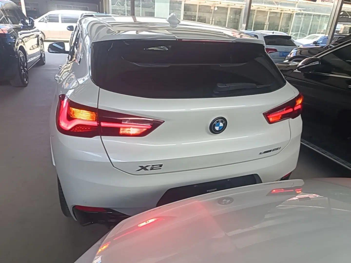 BMW X2 2022 sDrive25i Midnight Edition — миниатюра 5