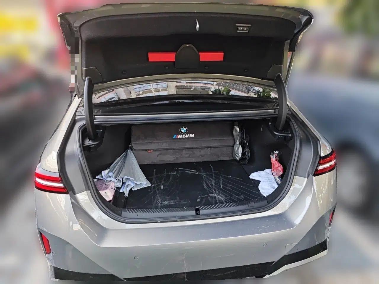 BMW i5 2024 eDrive 35L Luxury Model with M Sport Package — миниатюра 19