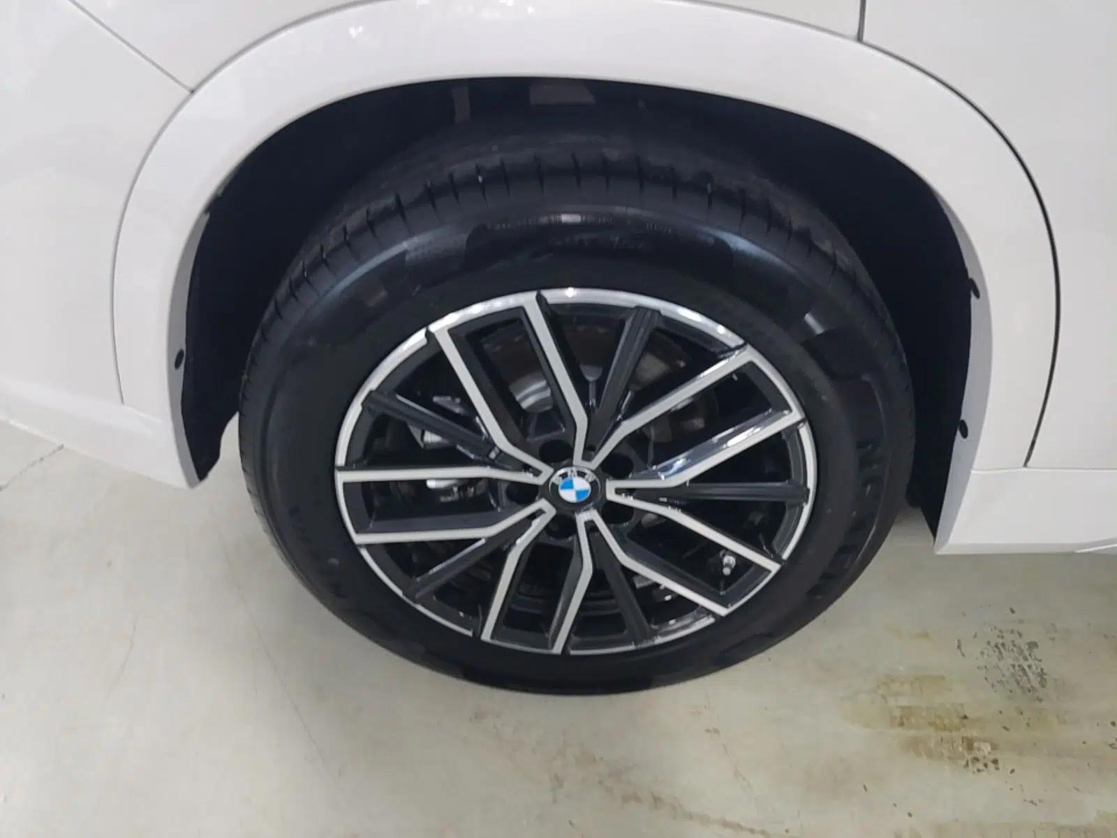 BMW iX1 2025 eDrive25L M Sport Package — миниатюра 11