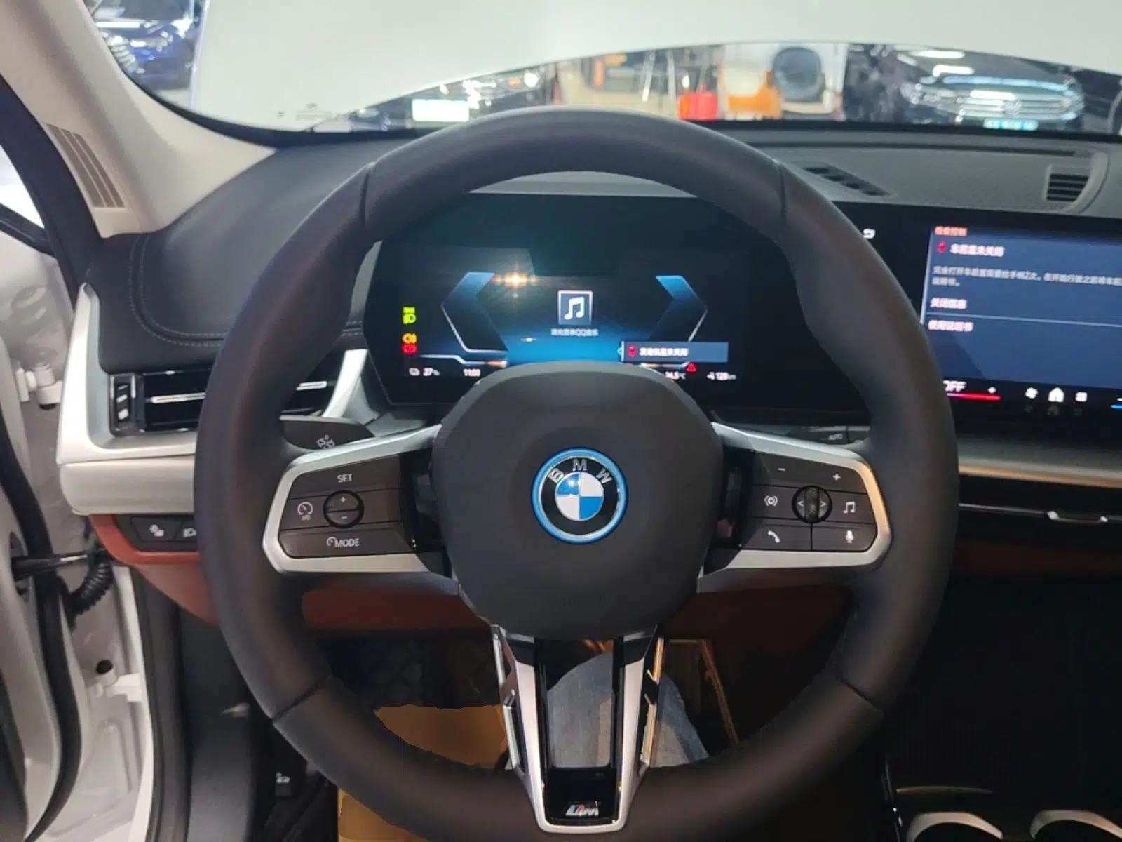 BMW iX1 2025 eDrive25L M Sport Package — миниатюра 13