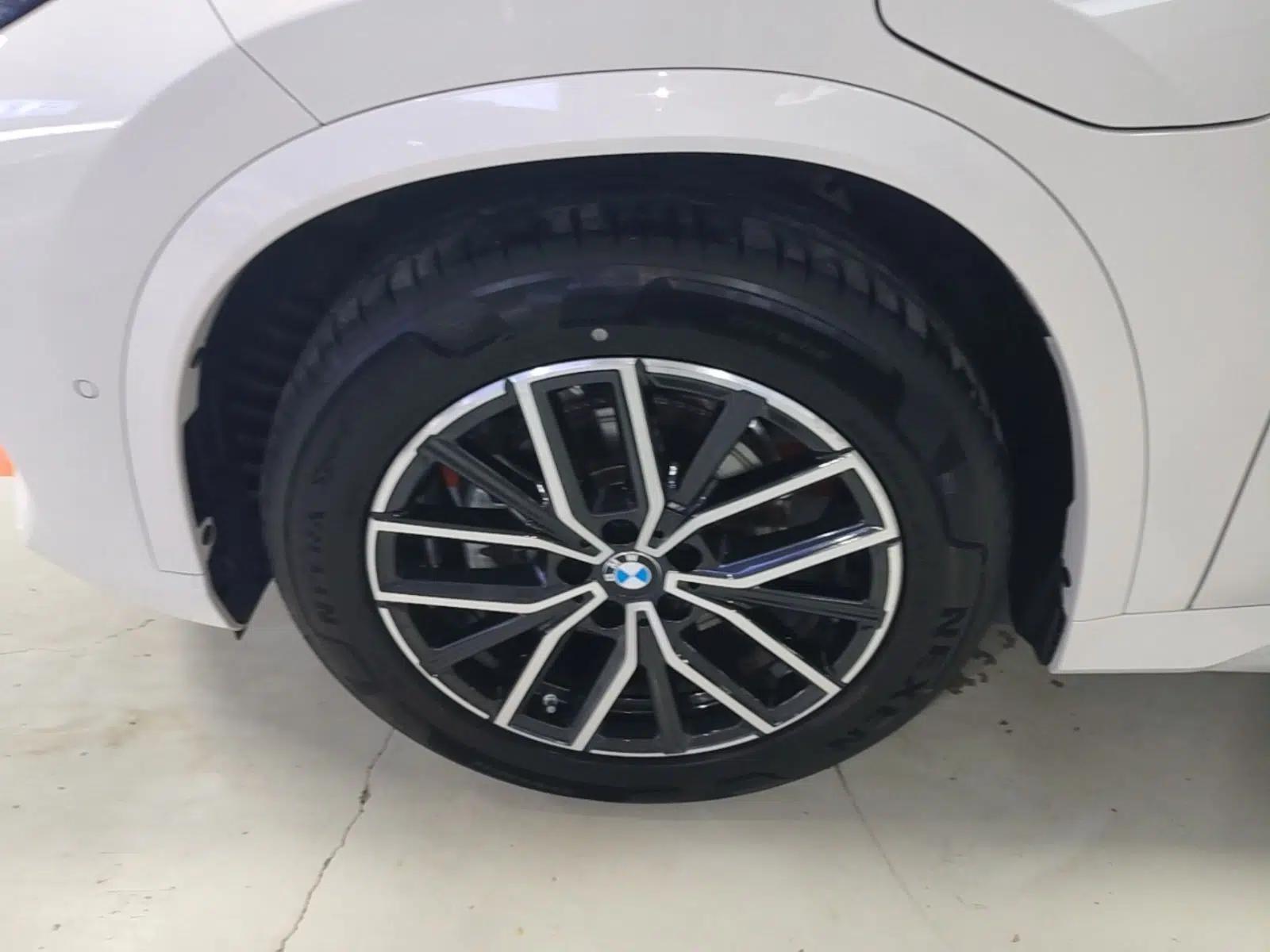 BMW iX1 2025 eDrive25L M Sport Package — миниатюра 10