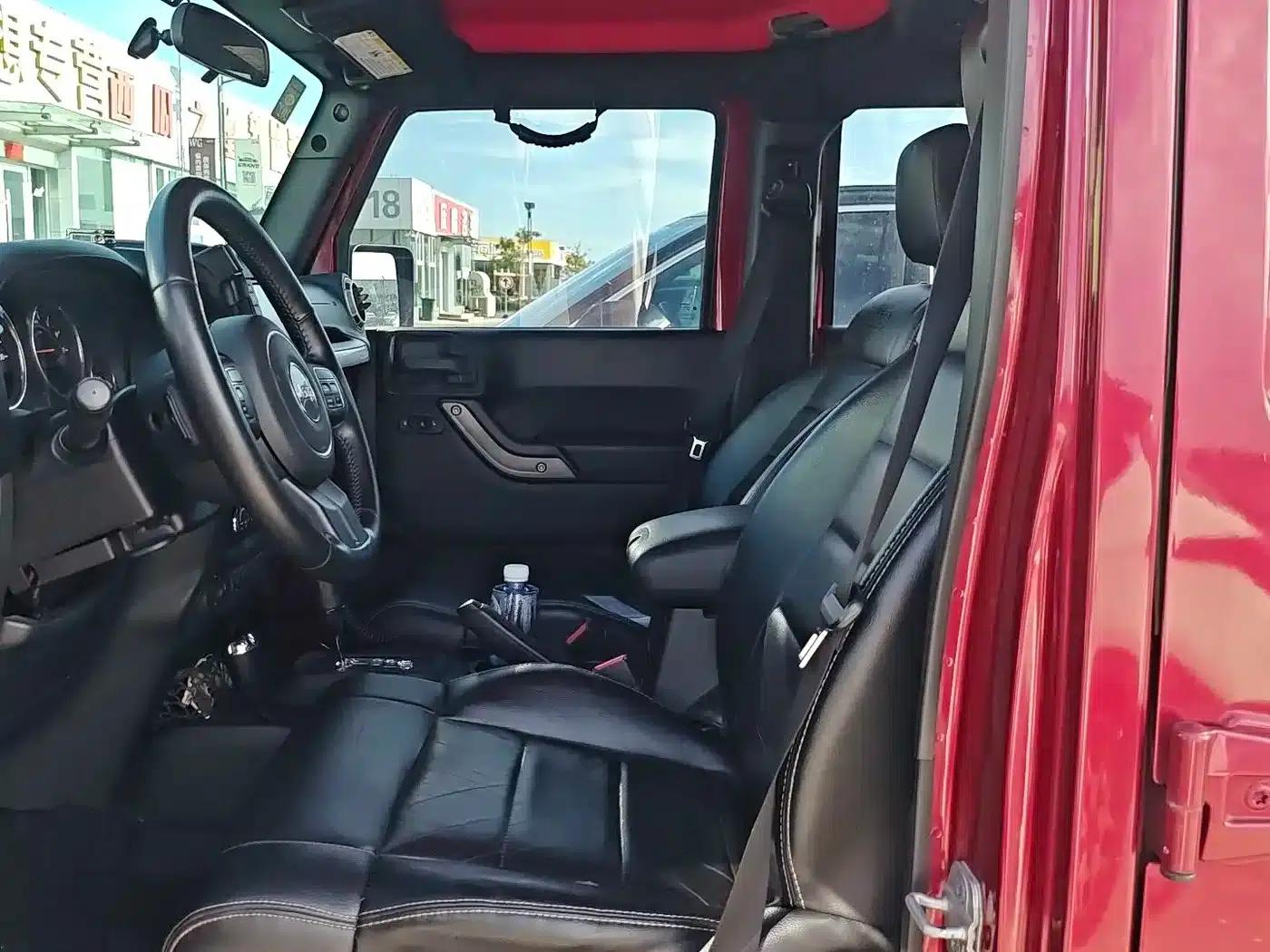 2012 Jeep Wrangler 3.6L Sahara 4-Door — миниатюра 2