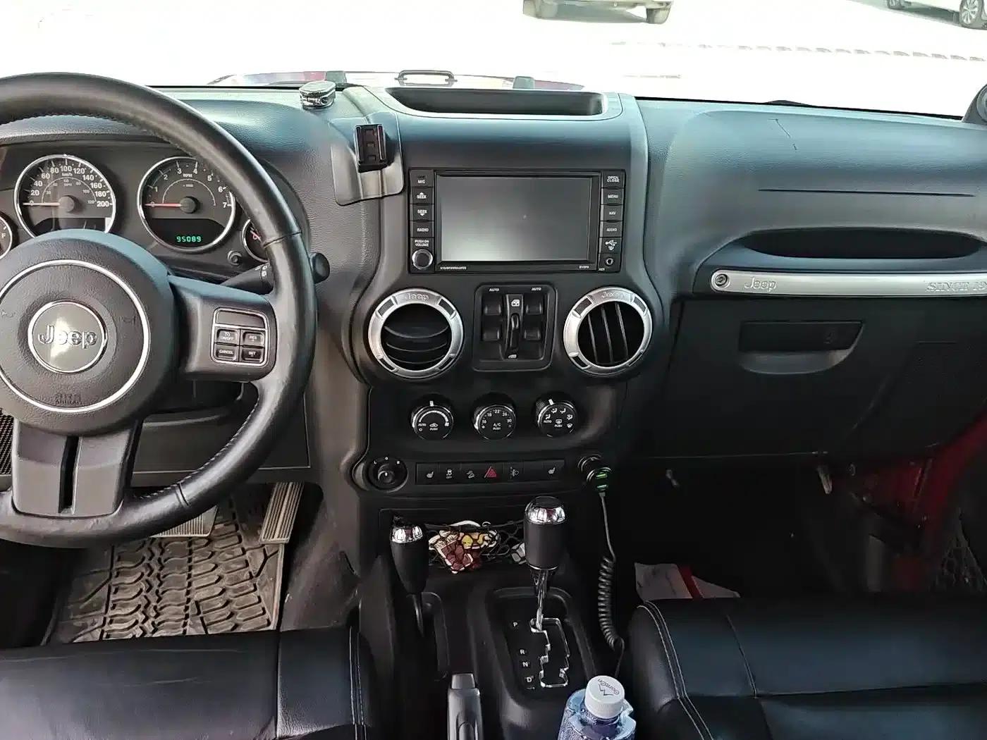 2012 Jeep Wrangler 3.6L Sahara 4-Door — миниатюра 3
