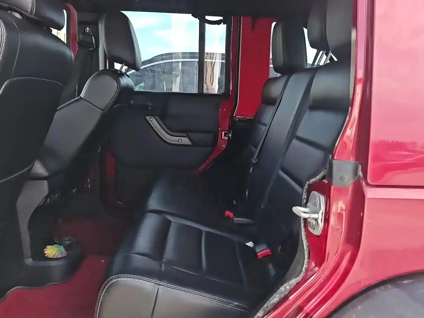 2012 Jeep Wrangler 3.6L Sahara 4-Door — миниатюра 4