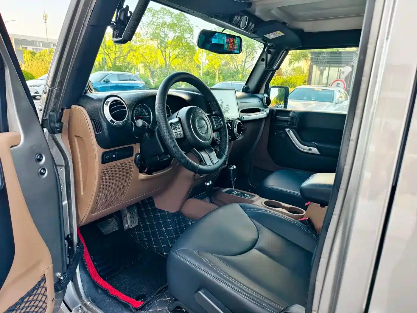 2013 Jeep Wrangler 3.6L Rubicon 4-Door — миниатюра 12
