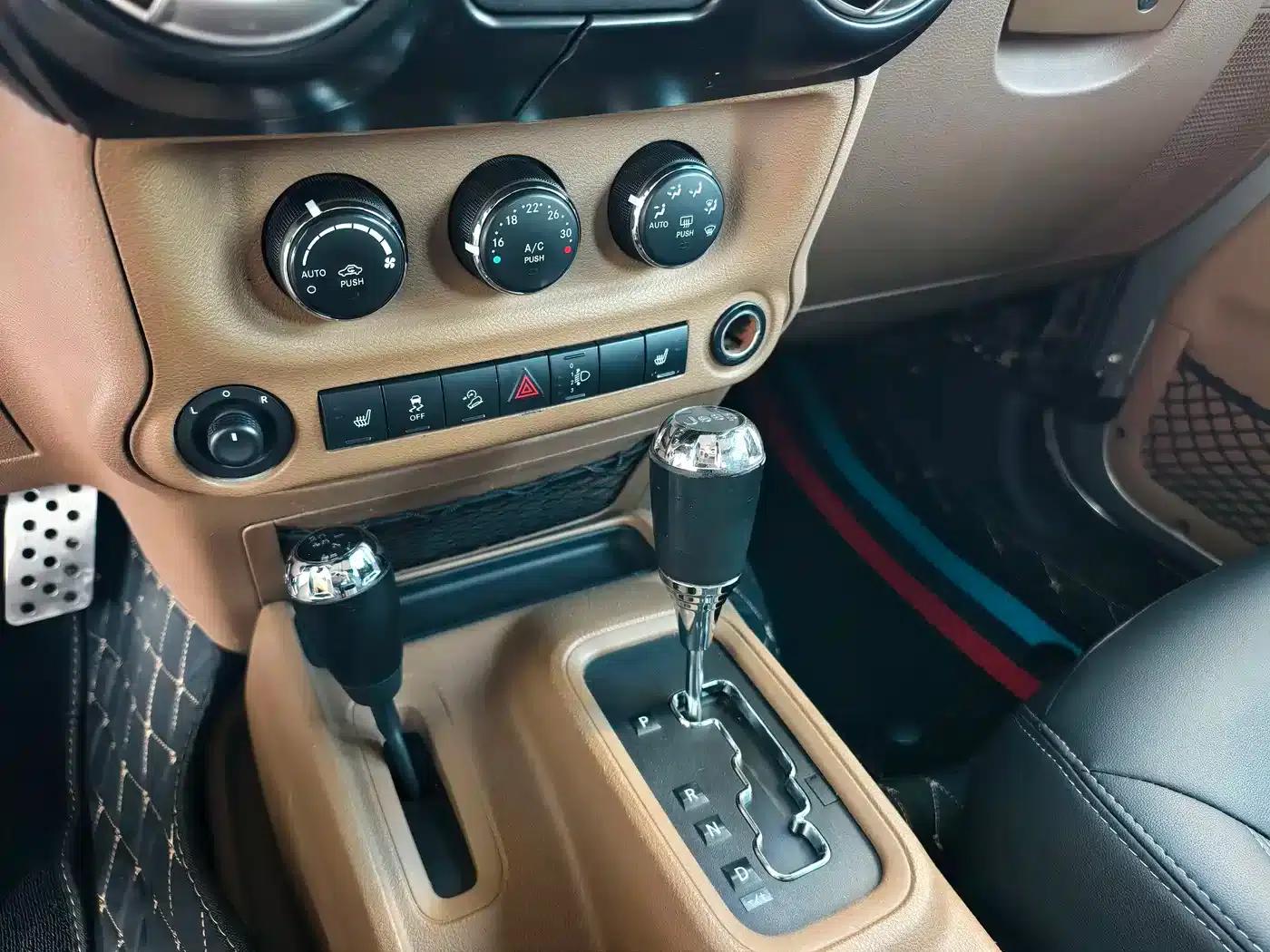 2013 Jeep Wrangler 3.6L Rubicon 4-Door — миниатюра 14