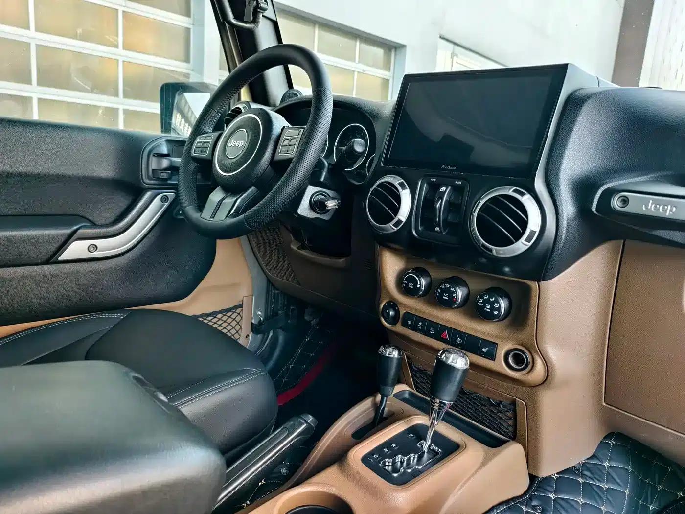 2013 Jeep Wrangler 3.6L Rubicon 4-Door — миниатюра 19