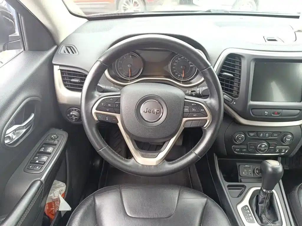 Jeep Cherokee 2017 2.0L Premium Edition — миниатюра 11