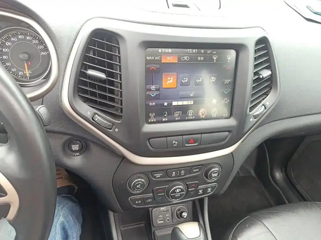 Jeep Cherokee 2017 2.0L Premium Edition — миниатюра 14