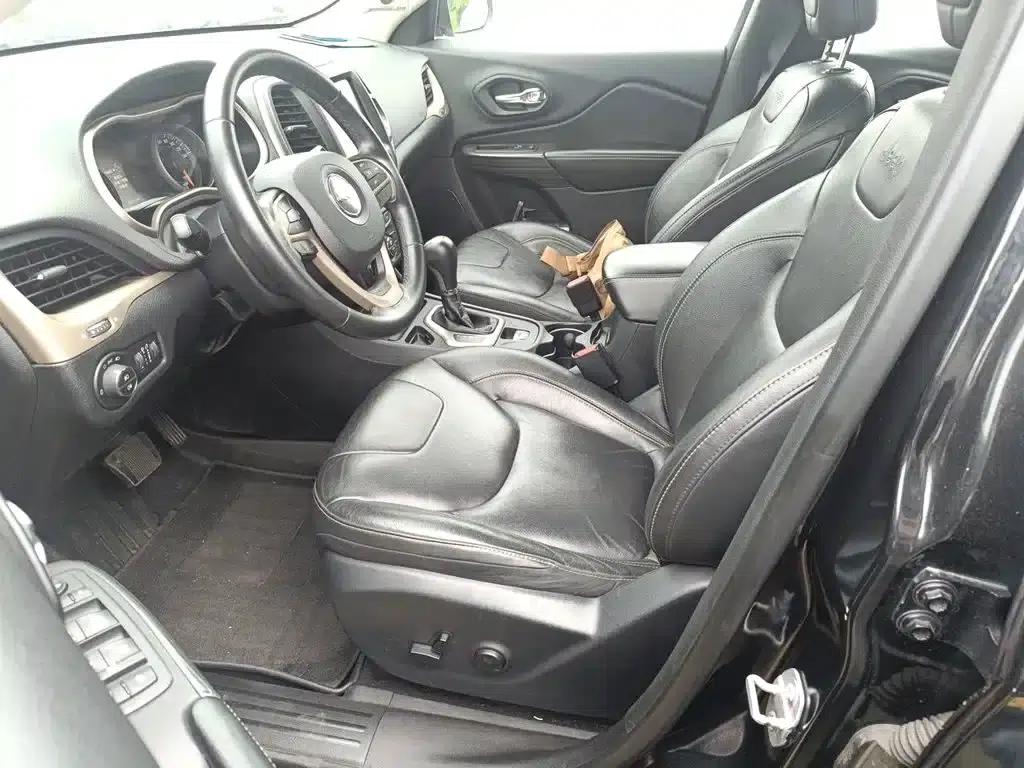 Jeep Cherokee 2017 2.0L Premium Edition — миниатюра 16
