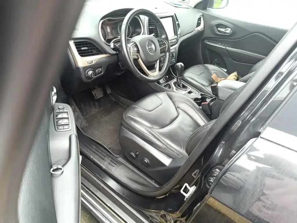Jeep Cherokee 2017 2.0L Premium Edition — миниатюра 17