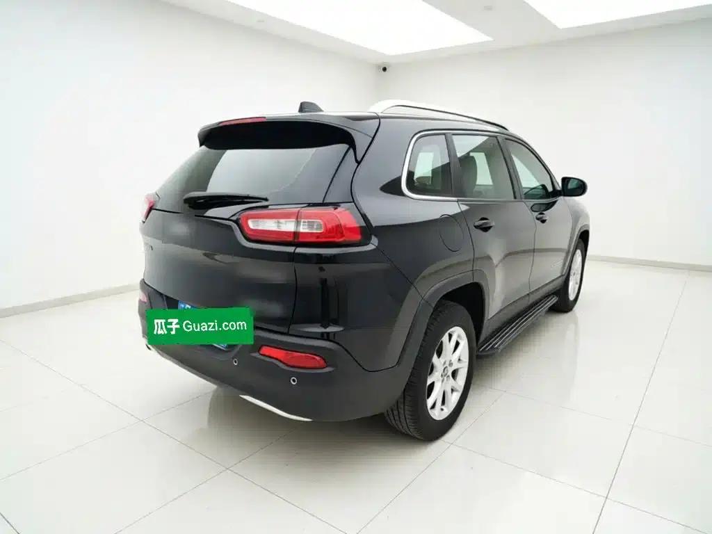 Jeep Cherokee 2017 2.0L Premium Edition — миниатюра 6