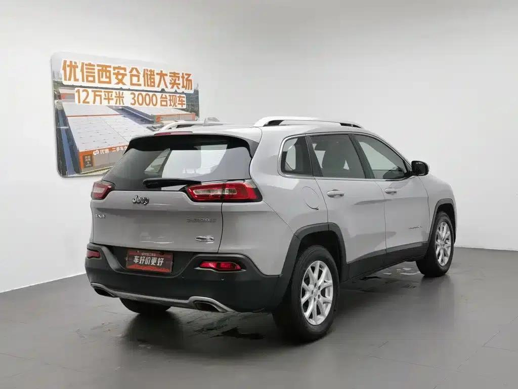 Jeep Cherokee 2016 2.4L Professional Edition — миниатюра 2