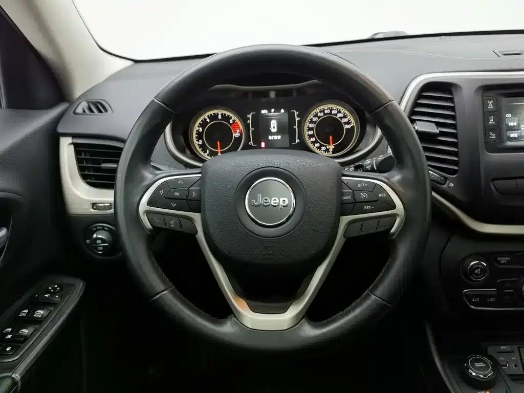 Jeep Cherokee 2016 2.4L Professional Edition — миниатюра 11