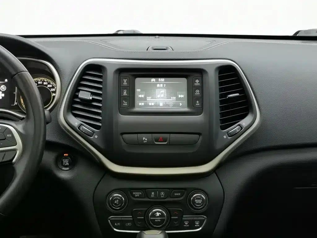 Jeep Cherokee 2016 2.4L Professional Edition — миниатюра 12