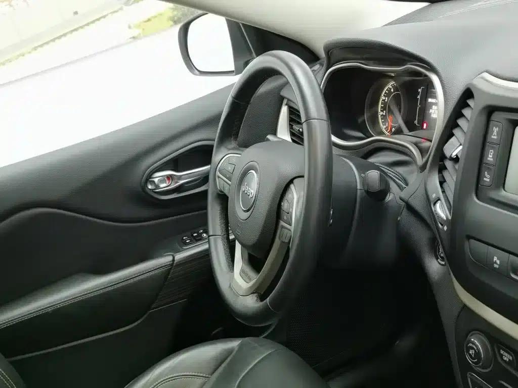 Jeep Cherokee 2016 2.4L Professional Edition — миниатюра 22