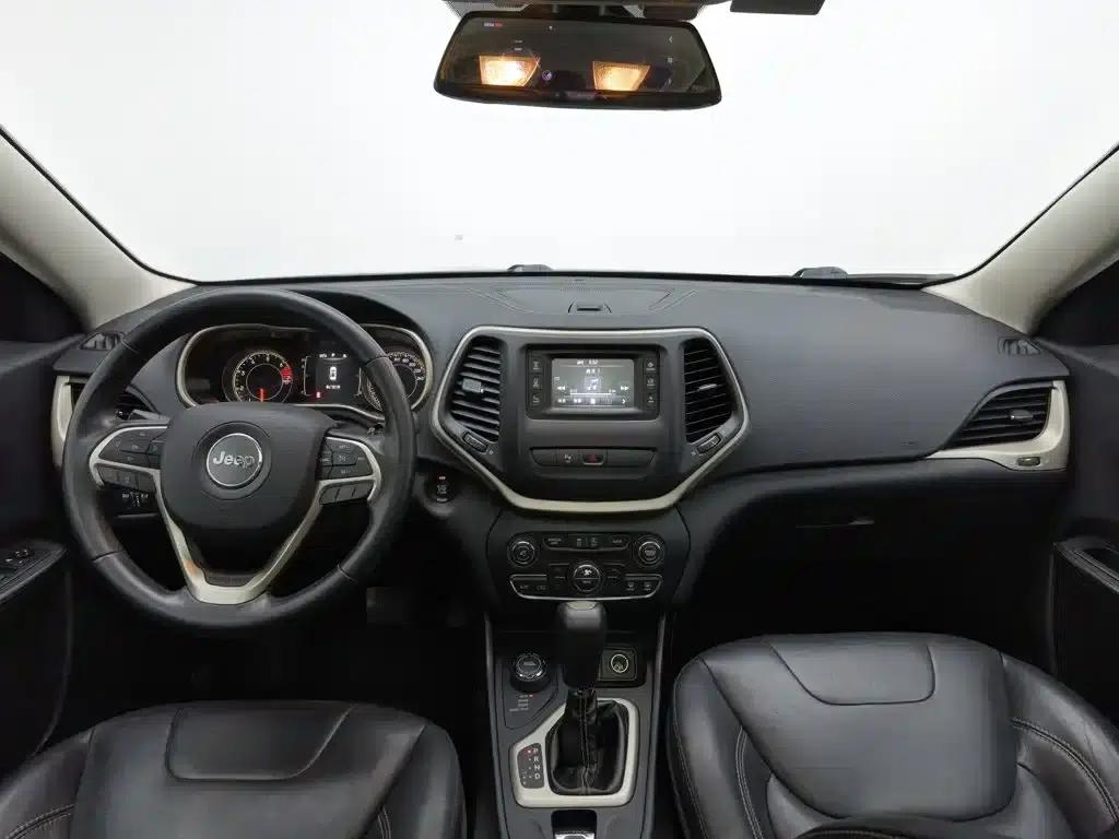 Jeep Cherokee 2016 2.4L Professional Edition — миниатюра 5