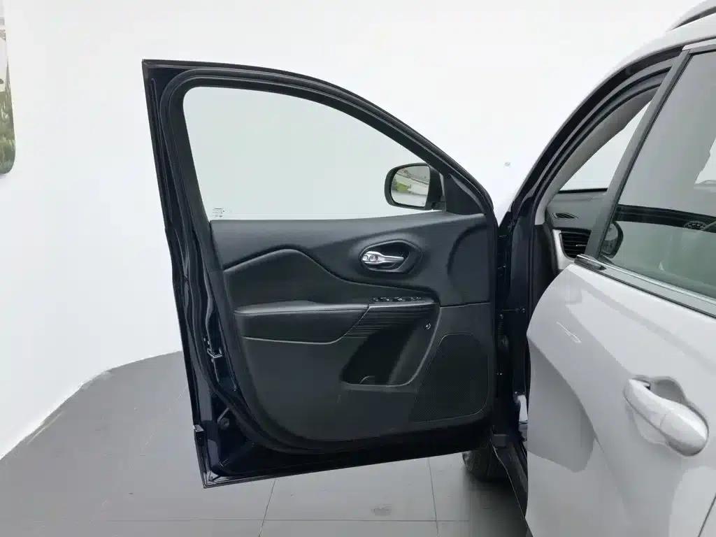 Jeep Cherokee 2016 2.4L Professional Edition — миниатюра 8