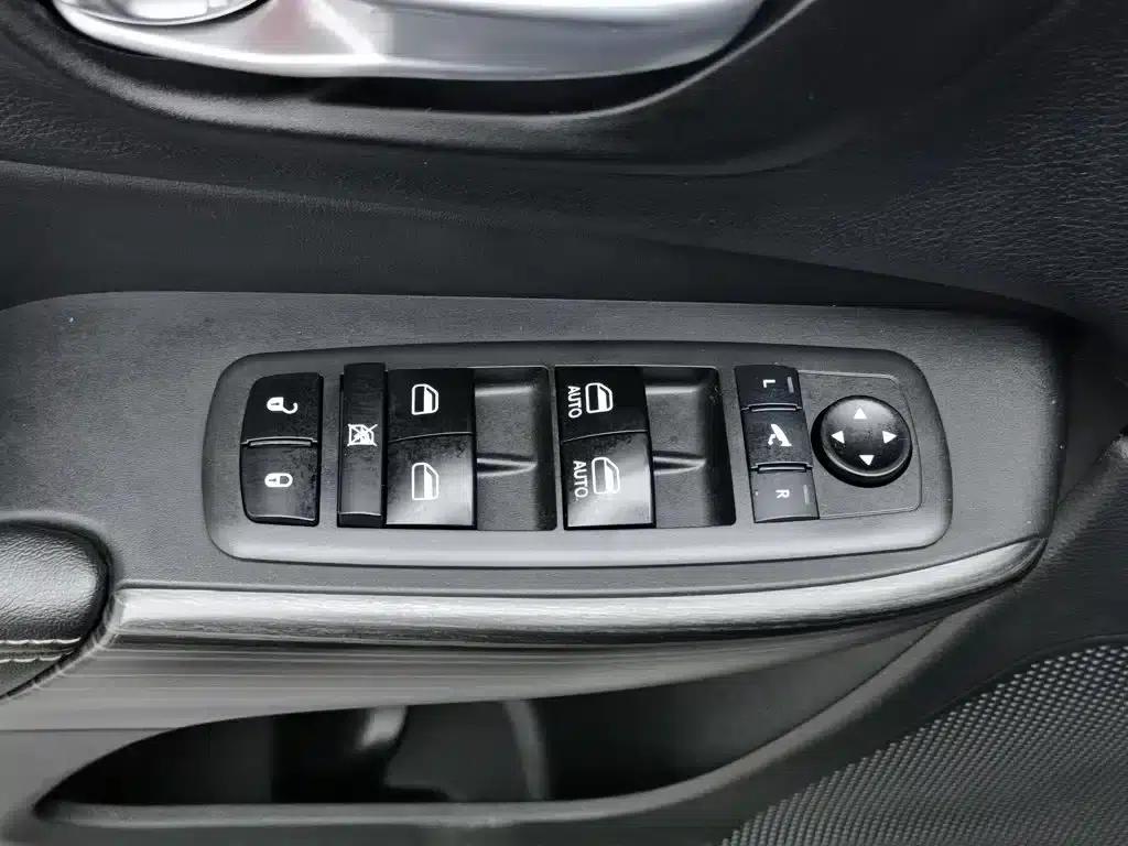Jeep Cherokee 2016 2.4L Professional Edition — миниатюра 9
