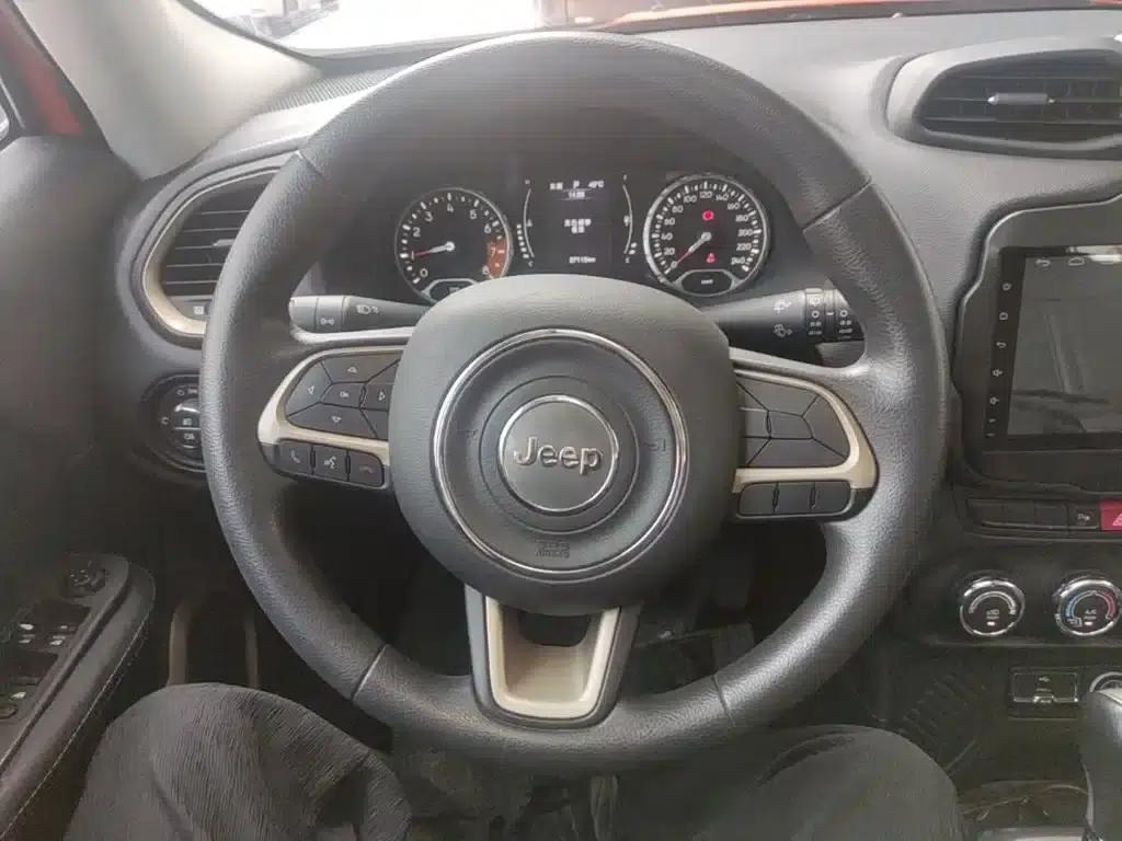 Jeep Renegade 2016 1.4T Automatic Performance Edition — миниатюра 11