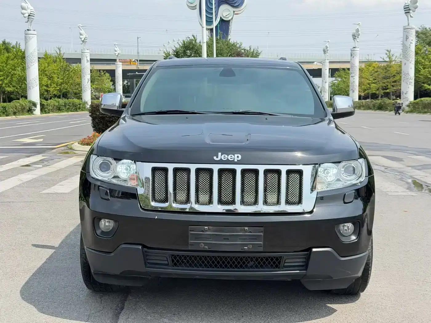 2012 Jeep Grand Cherokee (Imported) 3.6L Comfort Navigation Edition — миниатюра 2
