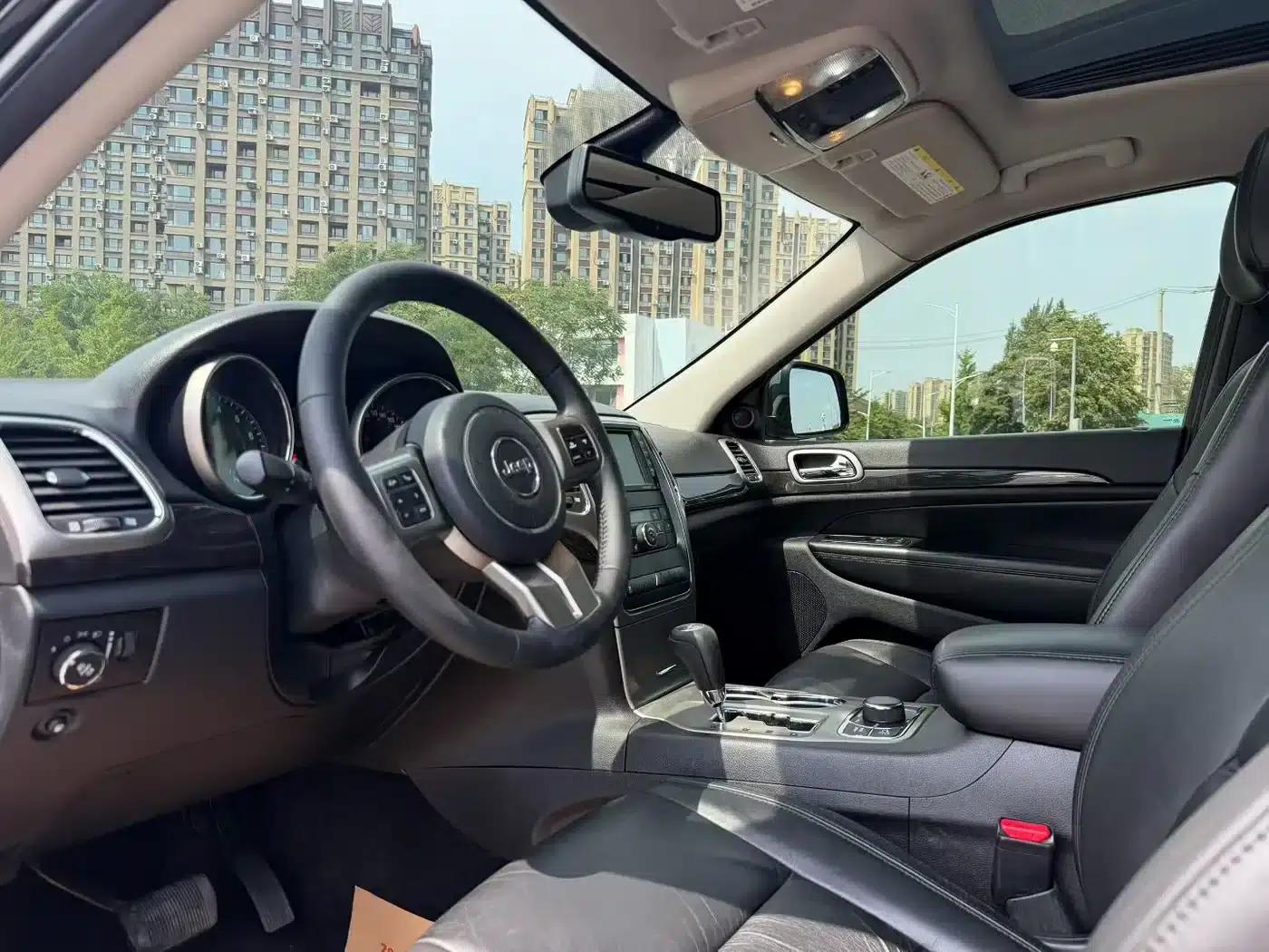 2012 Jeep Grand Cherokee (Imported) 3.6L Comfort Navigation Edition — миниатюра 4
