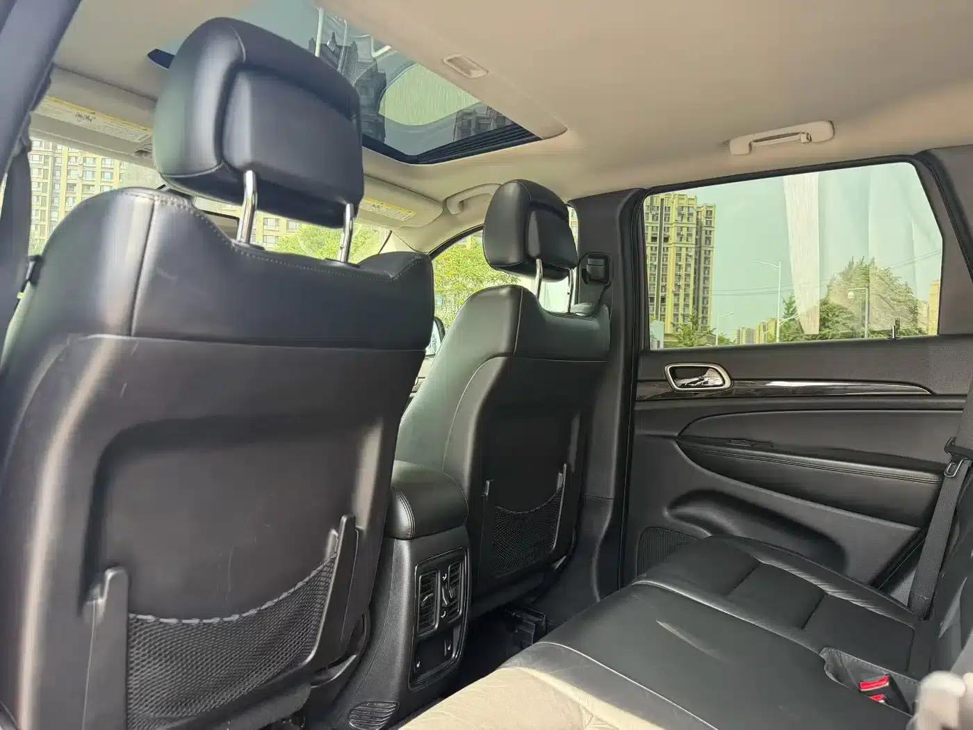 2012 Jeep Grand Cherokee (Imported) 3.6L Comfort Navigation Edition — миниатюра 5