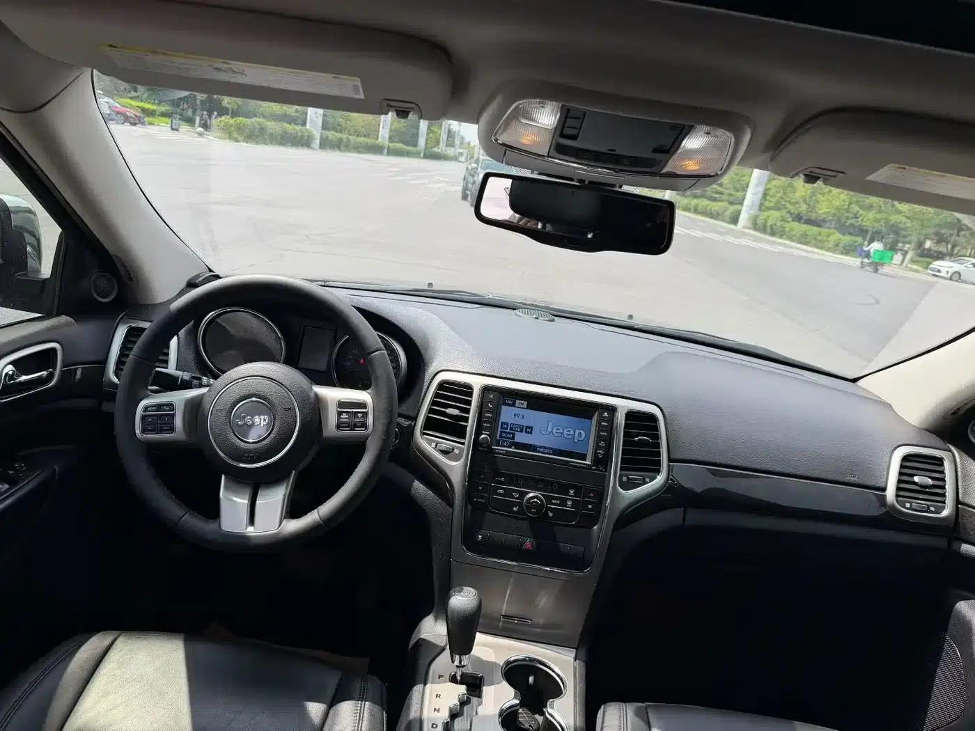 2012 Jeep Grand Cherokee (Imported) 3.6L Comfort Navigation Edition — миниатюра 6