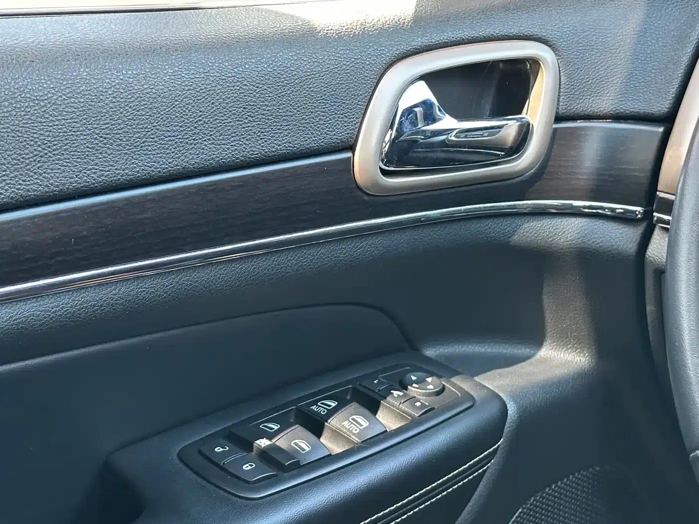 2015 Jeep Grand Cherokee (Imported) 3.0L Comfort Navigation Edition — миниатюра 15