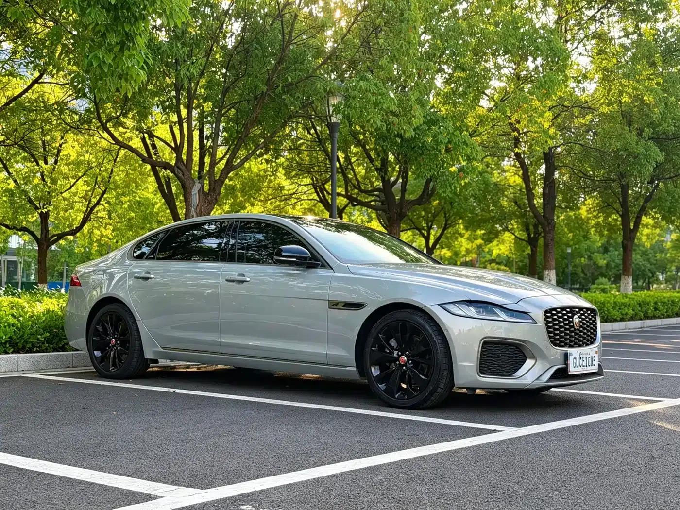 2023 Jaguar XFL 2.0T P250 2WD Luxury Gold Edition — миниатюра 2