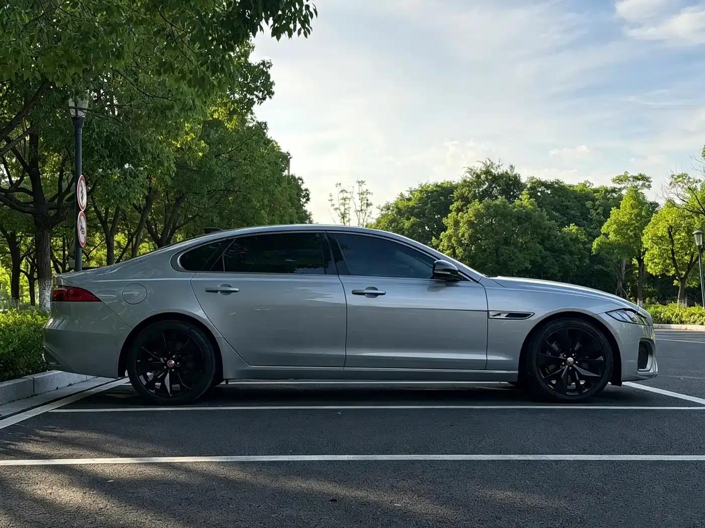2023 Jaguar XFL 2.0T P250 2WD Luxury Gold Edition — миниатюра 3